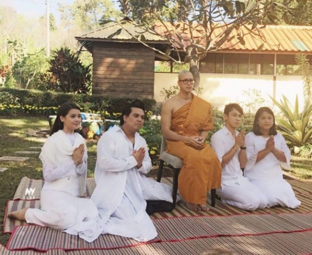 นี่ไงภาพ‘ญาญ่า’ นุ่งขาวห่มขาว ร่วมงานบวช ‘ณเดช’