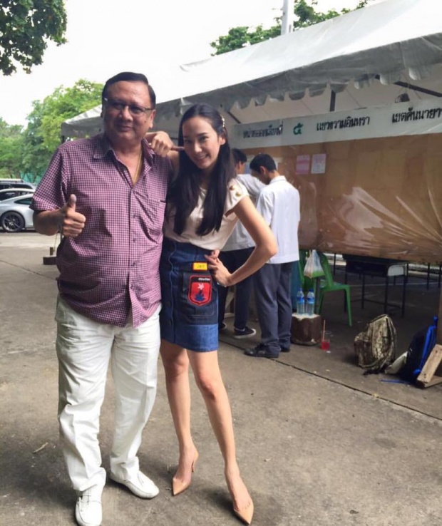 ส่องภาพ สาว อั้ม พัชราภา เดินทางมาใช้สิทธิลงประชามติกับคุณพ่อ