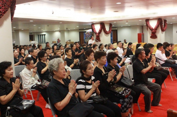 อุ๊บ วิริยะ-คุณแมทธิว มาริวย์ ร่วมเป็นเจ้าภาพ สวดพระอภิธรรมถวายเป็นพระราชกุศลแด่ ร.9