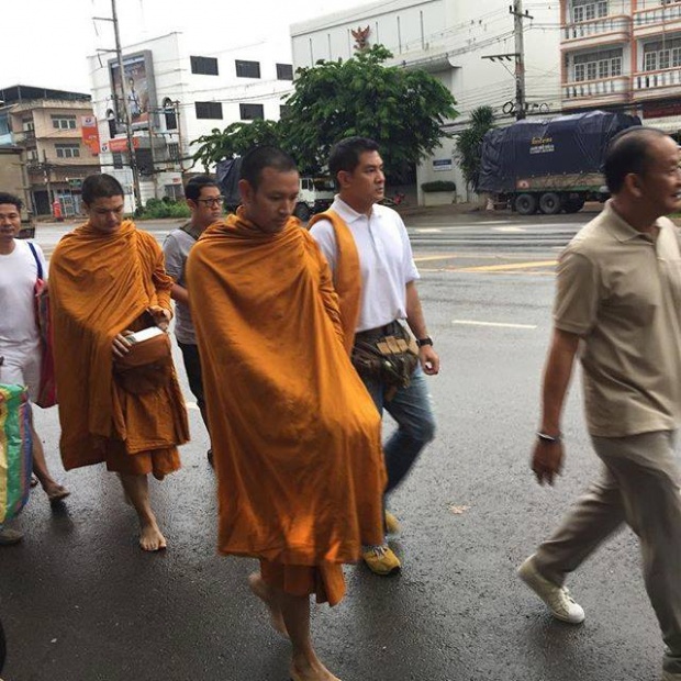  หลวงพี่เกรท จำวัดป่าบ้านเกิดรุ่นใหญ่รุ่นเล็กตามเป็นเด็กวัด 