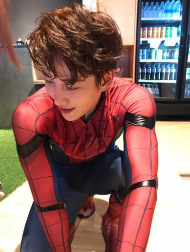 สุดยอดคุณพ่อ!!! “ไมค์” ลงทุนใส่ชุด Spiderman พา “น้องแม็กซ์เวลล์” เที่ยวห้าง (มีคลิป)