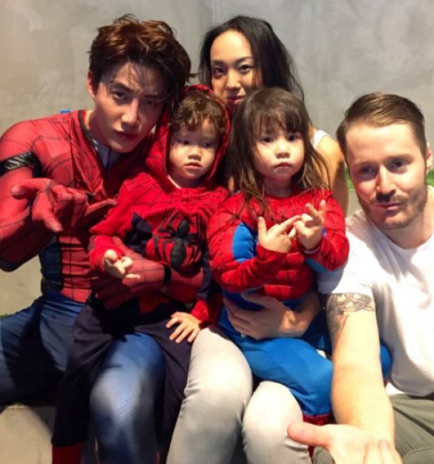 สุดยอดคุณพ่อ!!! “ไมค์” ลงทุนใส่ชุด Spiderman พา “น้องแม็กซ์เวลล์” เที่ยวห้าง (มีคลิป)