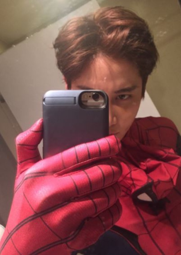 สุดยอดคุณพ่อ!!! “ไมค์” ลงทุนใส่ชุด Spiderman พา “น้องแม็กซ์เวลล์” เที่ยวห้าง (มีคลิป)