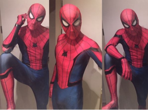 สุดยอดคุณพ่อ!!! “ไมค์” ลงทุนใส่ชุด Spiderman พา “น้องแม็กซ์เวลล์” เที่ยวห้าง (มีคลิป)