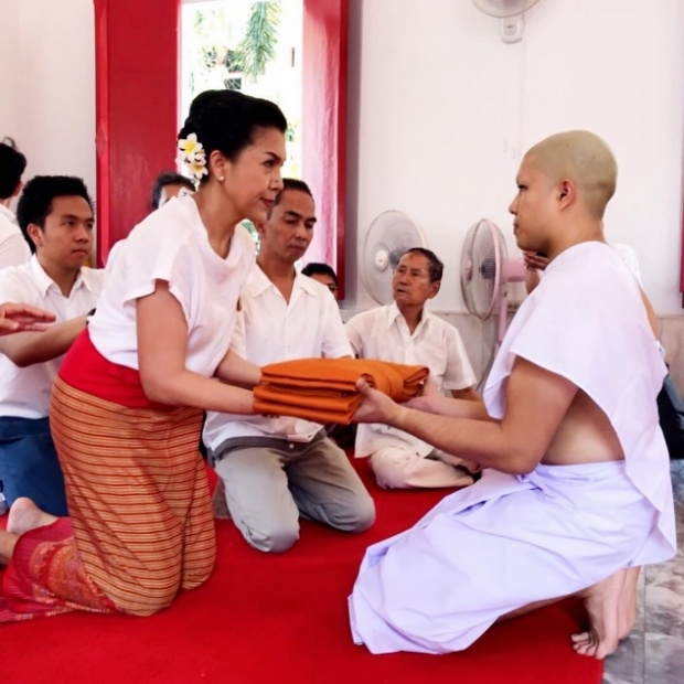 ท็อป ดารณีนุช ไปส่งพระลูกจำวัดต่างจังหวัดศึกษาพระธรรม