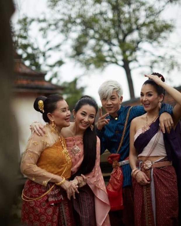 รากแก่นแฟมิลี่!! แต่งชุดไทย ตามรอย “บุพเพสันนิวาส” ธรรมชาติสุดๆ