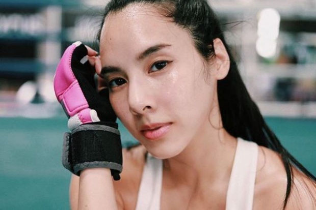 “เบเบ้ ธันย์ชนก” โชว์ลีลาการซ้อมต่อยมวย สุดสตรอง เตะไม่ยั้ง สามีอาจมีหนาว!! (มีคลิป)