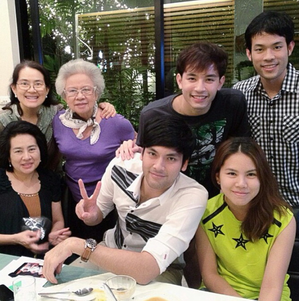 บอม ธนินทร์ และ ครอบครัว