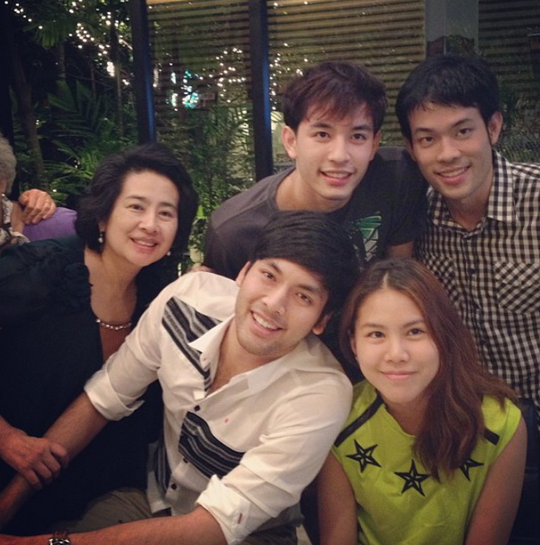 บอม ธนินทร์ และ ครอบครัว