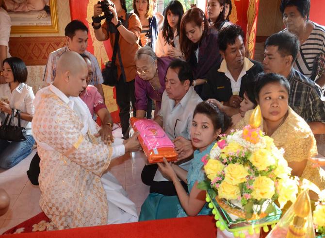 แฟนคลับแห่ร่วมงานบวช เคน ภูภูมิ