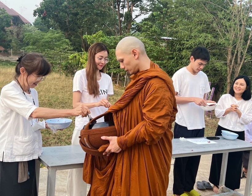 อนุโมทนาบุญ ดาราสาวใส่บาตรหลวงพี่ หลังเเฟนไฮโซบวชเงียบ