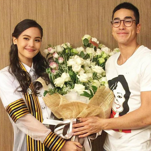 พื้นที่ของสองเรา ‘ณเดช’ หอบกุหลาบขาว ยินดี ‘ญาญ่า’ถึงบ้าน หวานได้อีก..