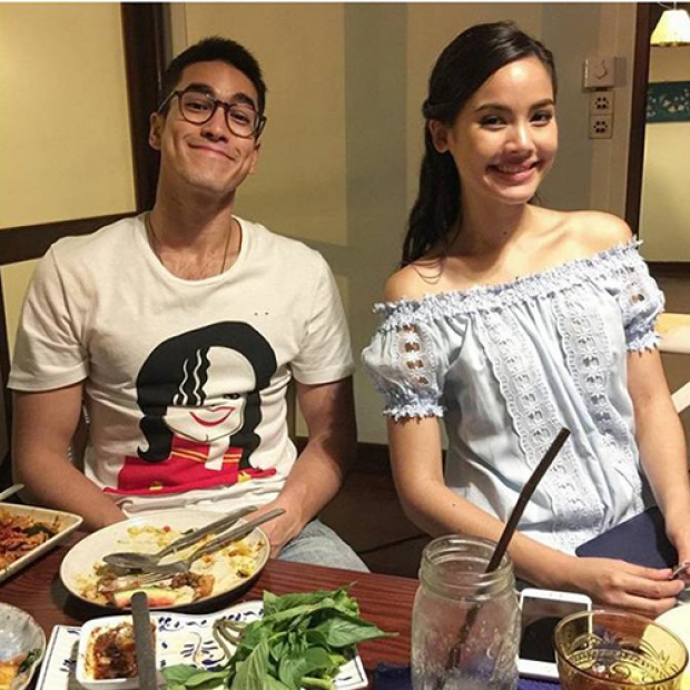 พื้นที่ของสองเรา ‘ณเดช’ หอบกุหลาบขาว ยินดี ‘ญาญ่า’ถึงบ้าน หวานได้อีก..