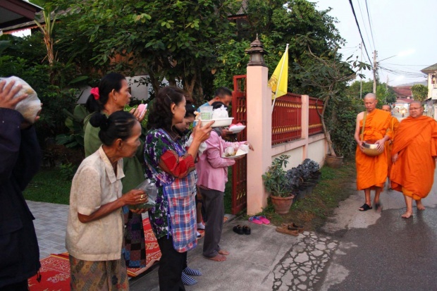 “พระโอ วรุฒ” ออกบิณฑบาตประชาชนแห่ใส่บาตร