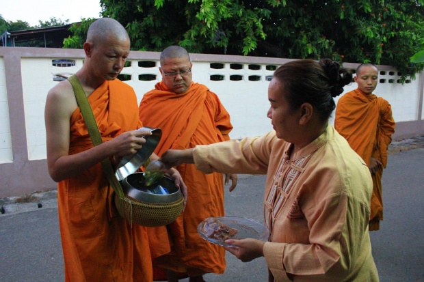 “พระโอ วรุฒ” ออกบิณฑบาตประชาชนแห่ใส่บาตร