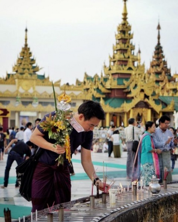 หวานแบบเบาๆ ‘น้ำฝน พัชรินทร์ – อาร์ม พิพัฒน์‘ ควงกันไหว้พระที่พม่า หลังถูกจับตาว่าคบกัน