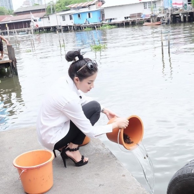 ใบเตย อาร์สยาม ไปทำบุญถวายเทียนพรรษากับดีเจแมน และนี่คือชุดที่นางใส่ไป!(ชมภาพ)