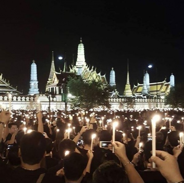 “ปู ไปรยา” ควงหนุ่มคนสนิทเป็นจิตอาสาบริการประชาชนที่มาวางดอกไม้จันทน์