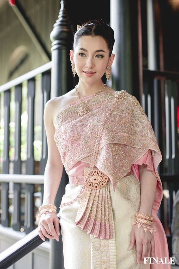 สวยสะกดทุกสายตา!! เมื่อ “แต้ว–เบลล่า” สวมชุดไทย ใครจะปังกว่ากัน!!?