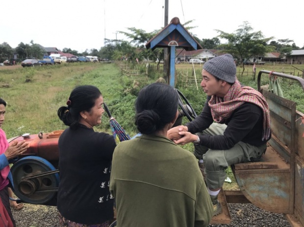 ควงคู่ทำบุญ โตโน่-ณิชา พร้อมเพื่อนๆมุ่งตรงสปป.ลาว(คลิป)