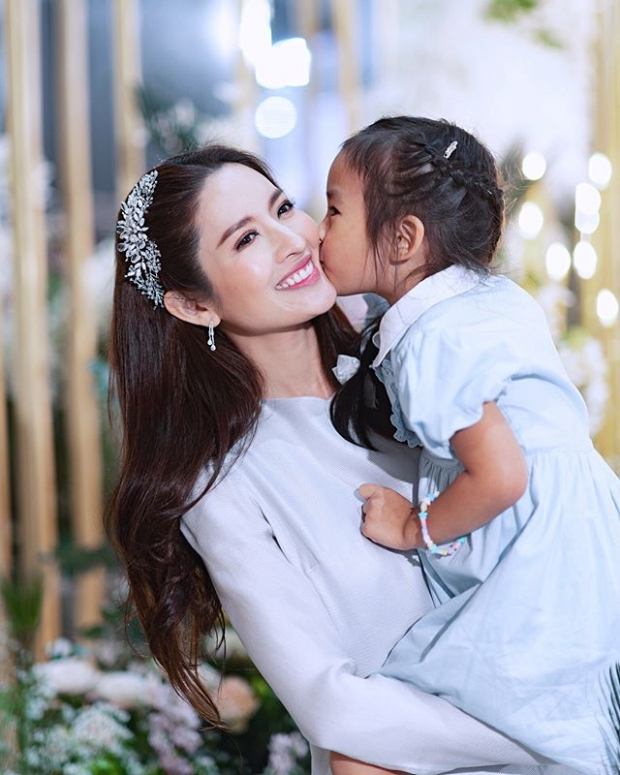 พาส่องวิถีคุณแม่สายสตรอง! “แอฟ ทักษอร” ถึงวิธีการเลี้ยงลูกสาวคนเก่ง “น้องปีใหม่” 