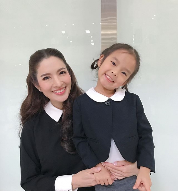 พาส่องวิถีคุณแม่สายสตรอง! “แอฟ ทักษอร” ถึงวิธีการเลี้ยงลูกสาวคนเก่ง “น้องปีใหม่” 