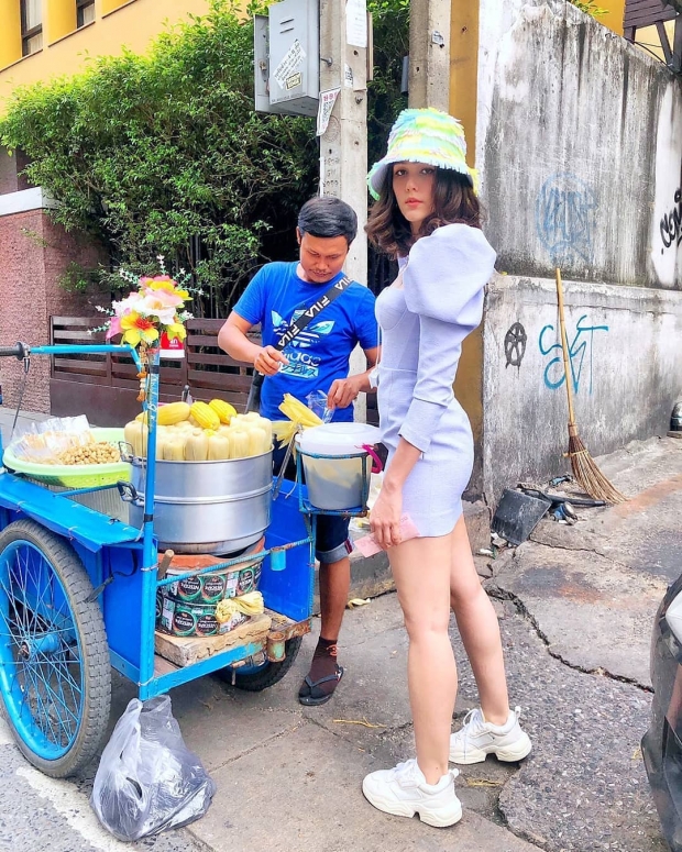 ธรรมดามันไม่ใช่! เปิดชุด ชมพู่ อารยา นั่งชิวร้านก๋วยเตี๋ยว ชุดแม่ได้มาก!