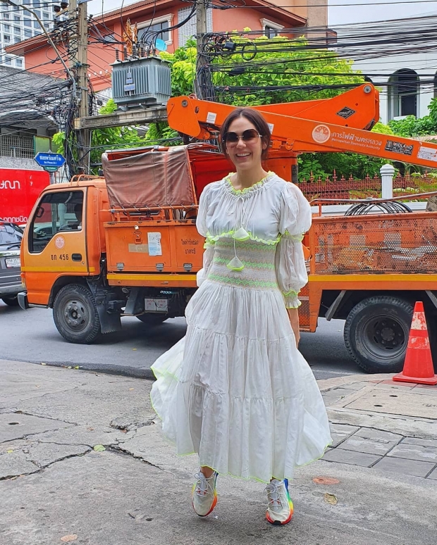 ธรรมดามันไม่ใช่! เปิดชุด ชมพู่ อารยา นั่งชิวร้านก๋วยเตี๋ยว ชุดแม่ได้มาก!