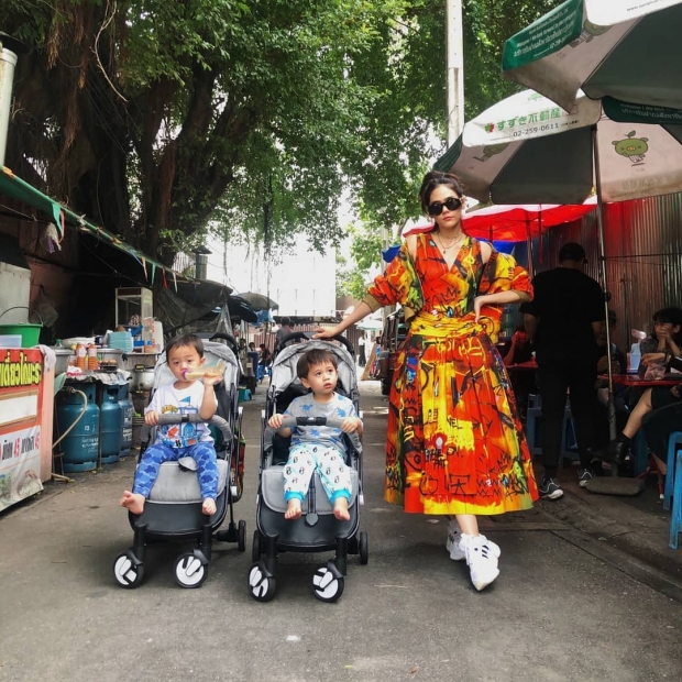 ธรรมดามันไม่ใช่! เปิดชุด ชมพู่ อารยา นั่งชิวร้านก๋วยเตี๋ยว ชุดแม่ได้มาก!