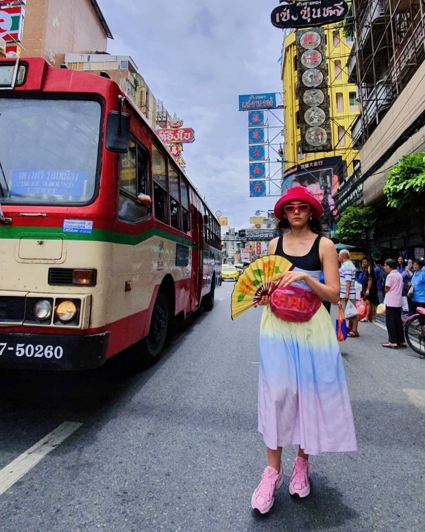 ธรรมดามันไม่ใช่! เปิดชุด ชมพู่ อารยา นั่งชิวร้านก๋วยเตี๋ยว ชุดแม่ได้มาก!