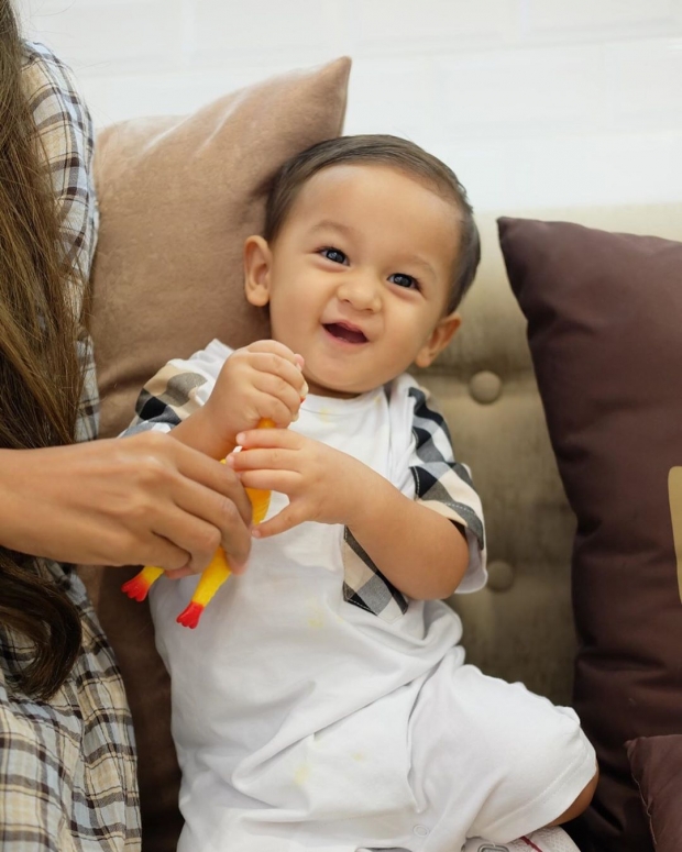 เมญ่า นนธวรรณ เชิดใส่ดราม่าให้นมลูก!! พร้อมอุ้มน้อง เบลินเดินหน้าถ่ายเเบบ