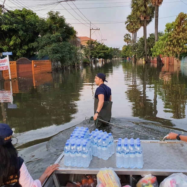 กำลังใจยังสำคัญ “อั้ม อธิชาติ” ลุยอุบลฯ ปีนซ่อมหลังคา - เยี่ยมชาวบ้าน