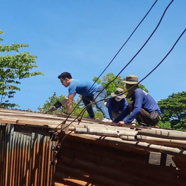 กำลังใจยังสำคัญ “อั้ม อธิชาติ” ลุยอุบลฯ ปีนซ่อมหลังคา - เยี่ยมชาวบ้าน