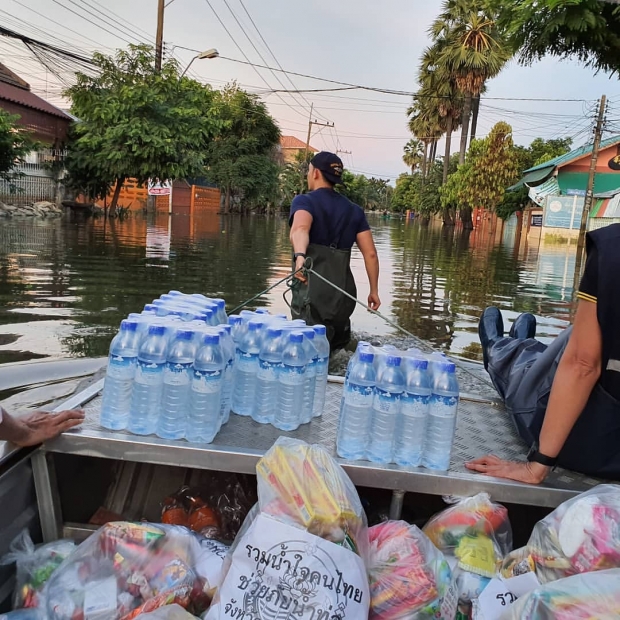 กำลังใจยังสำคัญ “อั้ม อธิชาติ” ลุยอุบลฯ ปีนซ่อมหลังคา - เยี่ยมชาวบ้าน