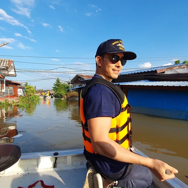 กำลังใจยังสำคัญ “อั้ม อธิชาติ” ลุยอุบลฯ ปีนซ่อมหลังคา - เยี่ยมชาวบ้าน