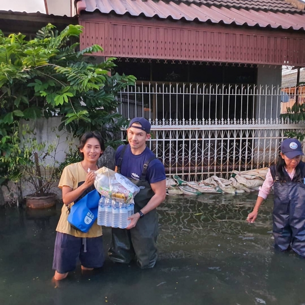 กำลังใจยังสำคัญ “อั้ม อธิชาติ” ลุยอุบลฯ ปีนซ่อมหลังคา - เยี่ยมชาวบ้าน