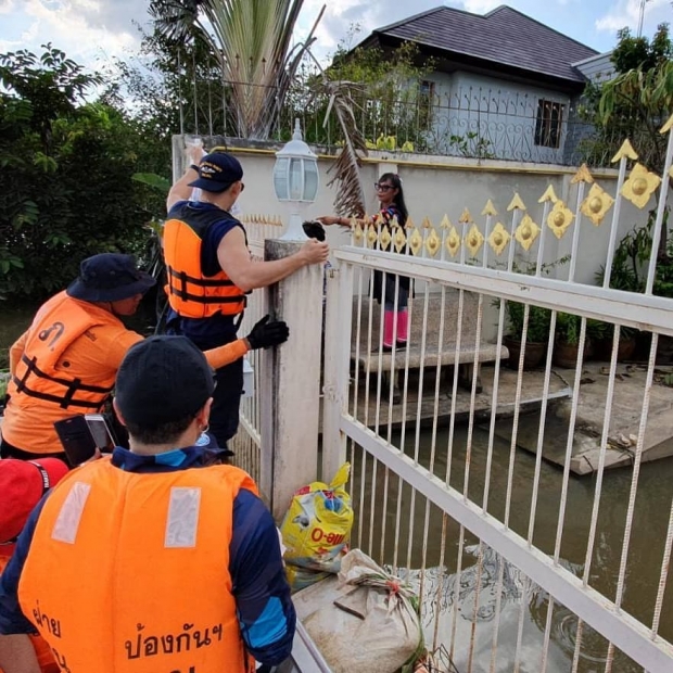 กำลังใจยังสำคัญ “อั้ม อธิชาติ” ลุยอุบลฯ ปีนซ่อมหลังคา - เยี่ยมชาวบ้าน