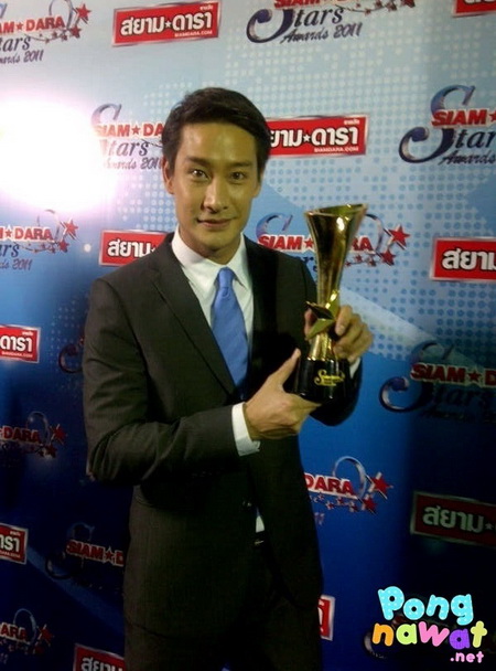 เหล่าดาราร่วมงาน SIAMDARA  STARS AWARDS 2011