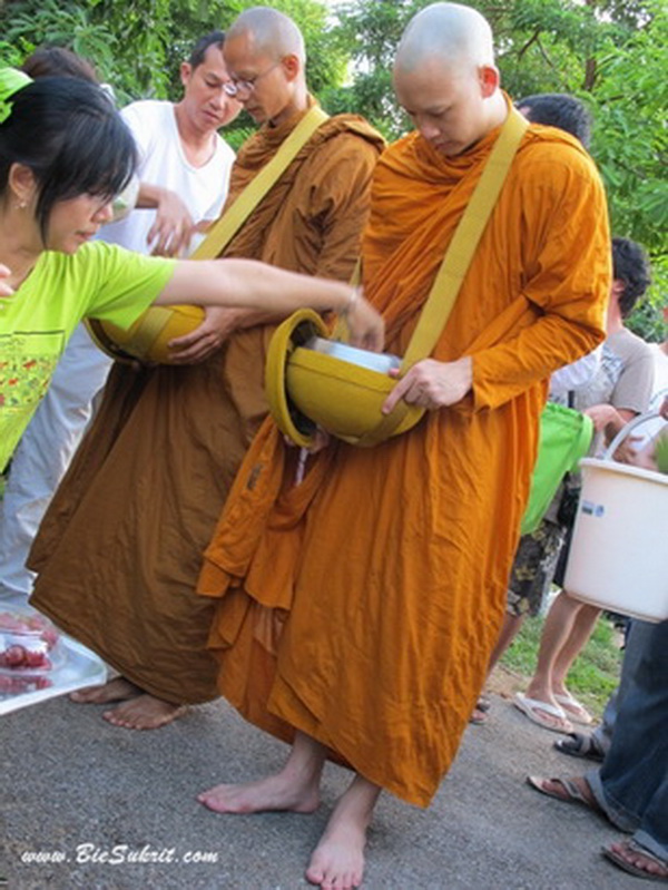 แฟนคลับพระบี้ ร่วมใส่บาตร 