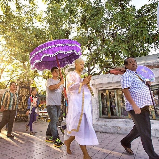 เปิดภาพสุดประทับใจ!!น้องนาวาใส่บาตรหลวงพ่ออาร์ท