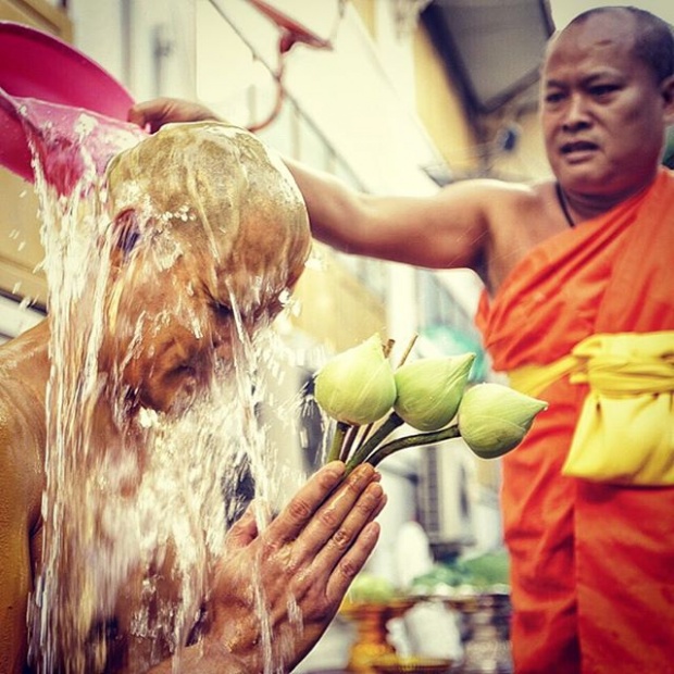 เปิดภาพสุดประทับใจ!!น้องนาวาใส่บาตรหลวงพ่ออาร์ท