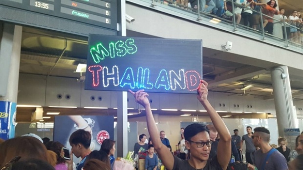 แนท อนิพรณ์ กลับถึงไทยแล้ว แฟนคลับรอรับเพียบ