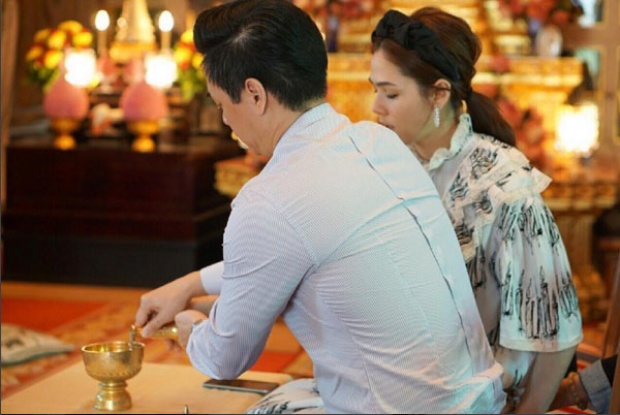 ชมพู่ - น๊อต ควงคู่ทำบุญคุณพ่อเจมส์ หลังจากไปแล้ว 2 ปี