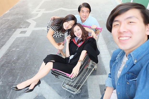 บัณฑิตคนใหม่!ใบเฟิร์น พิมพ์ชนก ถ่ายรูปซ้อมย่อยกับครอบครัว