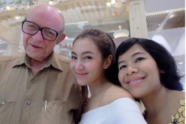 สุดเศร้า!!เบลล่า ร่ำไห้กอดคุณแม่ทำพิธีฝังศพคุณพ่อ หนูจะดูแลแม่เอง