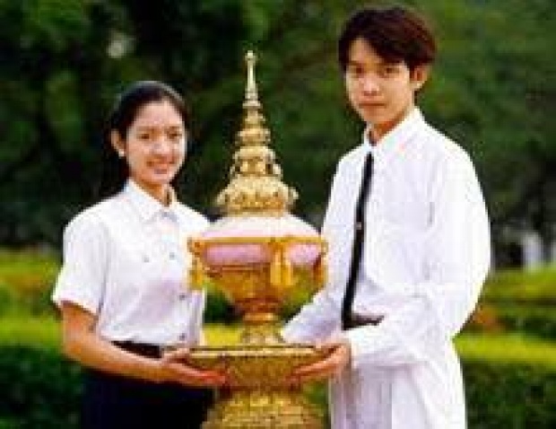 ความงดงามของโลกใบนี้ แอฟ -แต้ว ร่วมอัญเชิญพระเกี้ยวในงานจุฬาฯ 100 ปี 