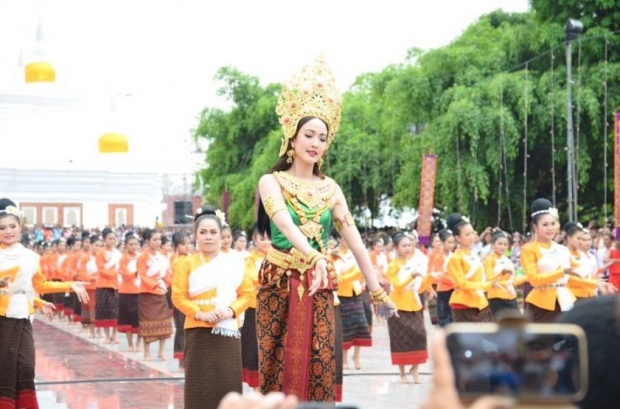 แต้ว ณฐพร ร่วมแสดงในงานบวงสรวงถวายพระบรมธาตุนาดูน ... สวยงดงาม 