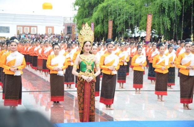 แต้ว ณฐพร ร่วมแสดงในงานบวงสรวงถวายพระบรมธาตุนาดูน ... สวยงดงาม 