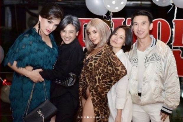 โฟกัสผิดจุด!! หลัง “ใบเตย อาร์สยาม” ลงรูปชุดวันเกิดสุดแซ่บ แต่น้องสาวโผล่?!