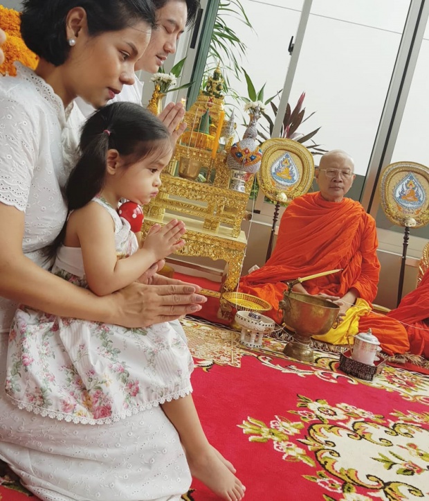 หมอโอ๊ค ทำบุญขึ้นบ้านใหม่ตามแบบประเพณีไทย ลูกๆนั่งพนมมือฟังพระสวดอย่างน่าเอ็นดู